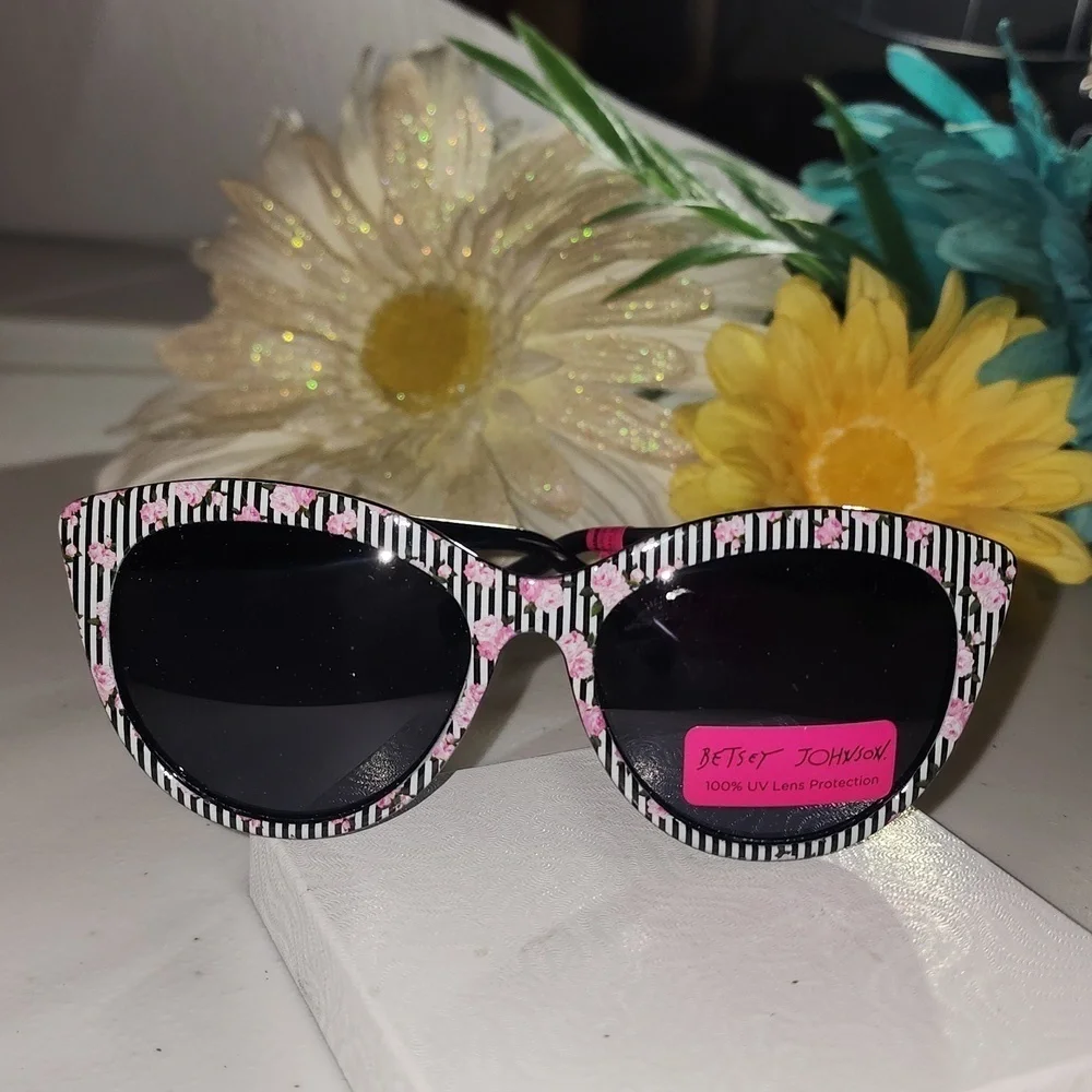 NWT BETSEY JOHNSON SUNGLASSES - Picture 6 of 6